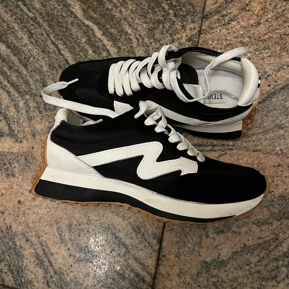 Women’s Steve Madden campo retro sneaker size 6 1/2 in black with white detail.